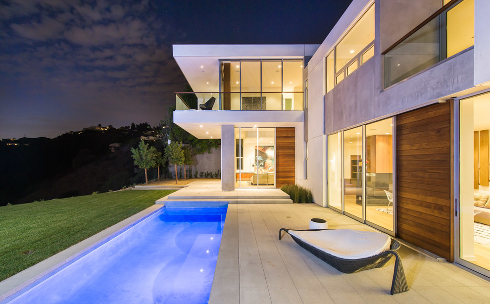 Inspiration for an expansive and white modern two floor render house exterior in Los Angeles with a flat roof.