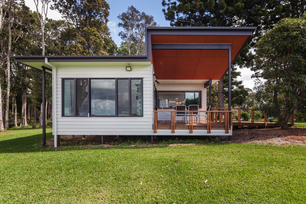 Einstöckige, Kleine Moderne Holzfassade Haus mit weißer Fassadenfarbe in Brisbane