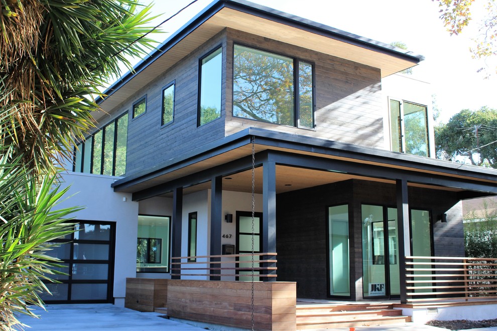 Mittelgroßes, Zweistöckiges Modernes Einfamilienhaus mit grauer Fassadenfarbe, Flachdach und Mix-Fassade in San Francisco