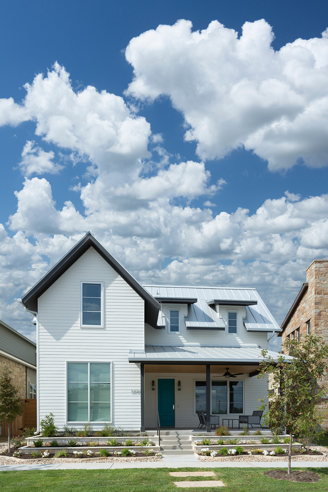 Mittelgroßes Landhausstil Haus mit weißer Fassadenfarbe in Austin