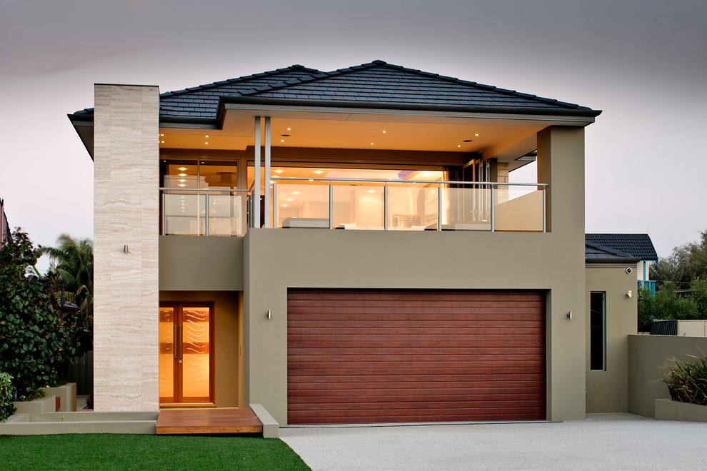 Ejemplo de fachada beige contemporánea de tamaño medio de dos plantas con revestimientos combinados y tejado a cuatro aguas