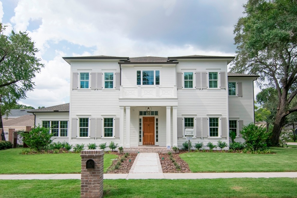 Mittelgroßes, Zweistöckiges Klassisches Haus mit weißer Fassadenfarbe und Schindeldach in Tampa