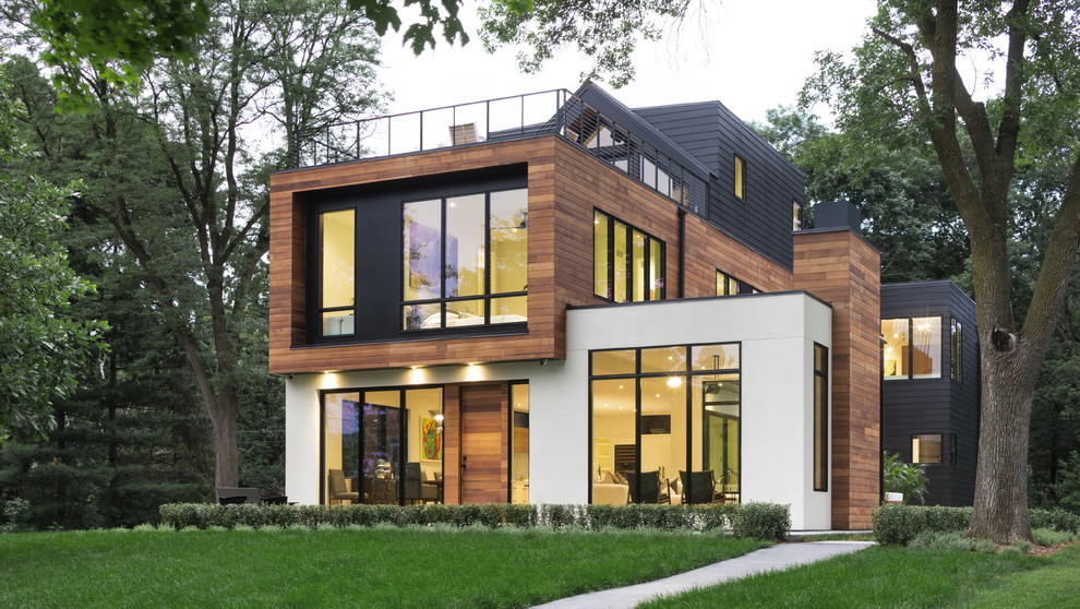 Свежая идея для дизайна: трехэтажный, разноцветный частный загородный дом в современном стиле с плоской крышей и комбинированной облицовкой - отличное фото интерьера