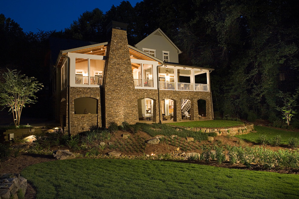 Свежая идея для дизайна: дом в классическом стиле с облицовкой из камня - отличное фото интерьера