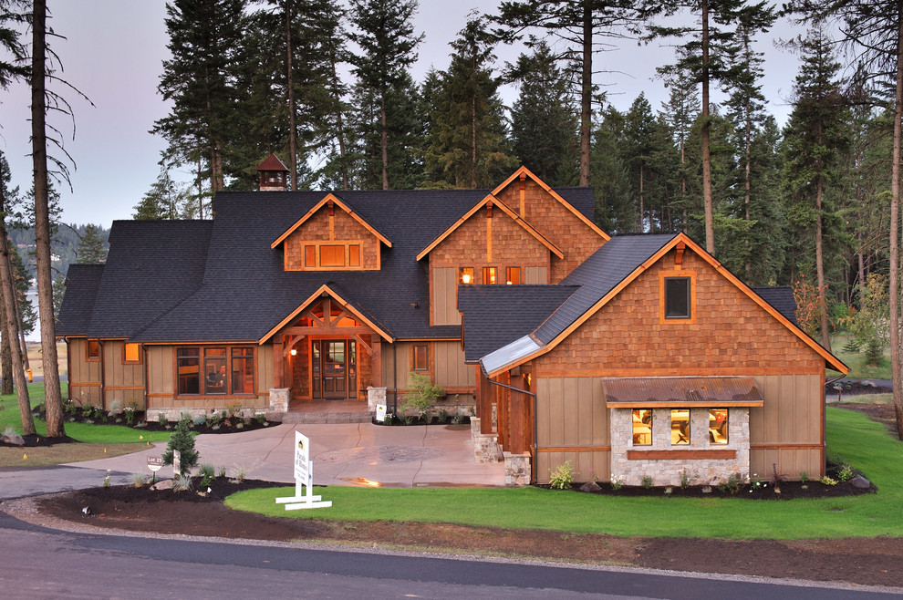 Cette photo montre une grande façade de maison marron montagne en bois à deux étages et plus.