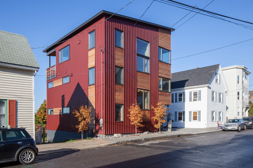 Idée de décoration pour une grande façade de maison multicolore minimaliste à deux étages et plus avec un revêtement mixte et un toit en appentis.