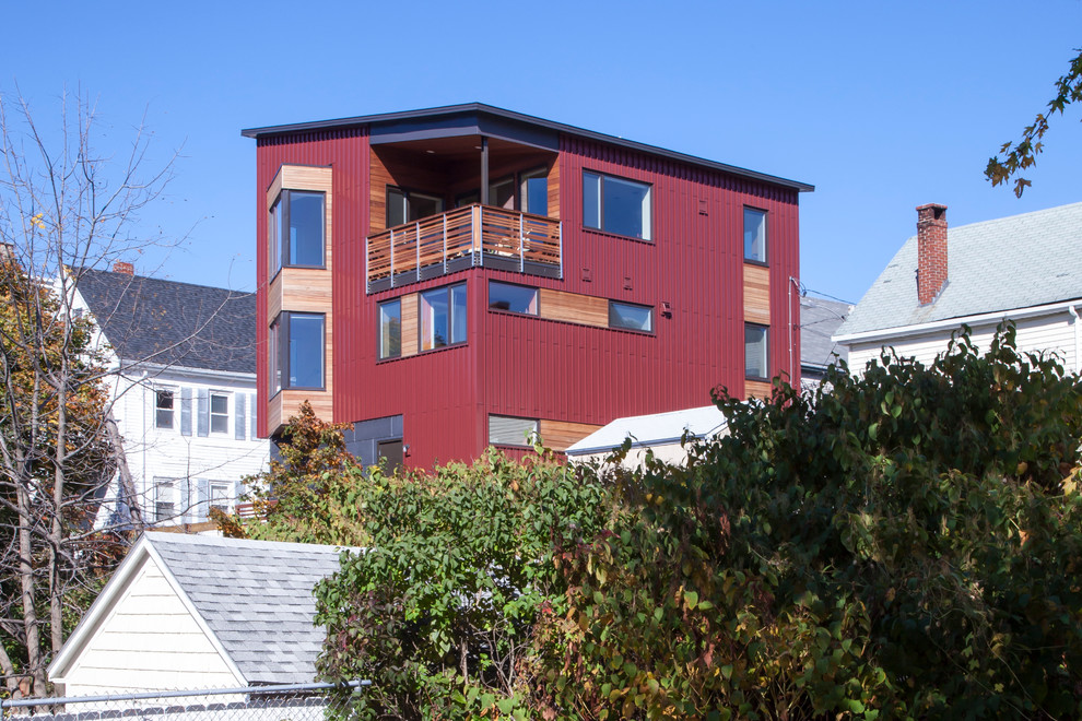 Пример оригинального дизайна: большой, трехэтажный, разноцветный частный загородный дом в стиле модернизм с комбинированной облицовкой и односкатной крышей