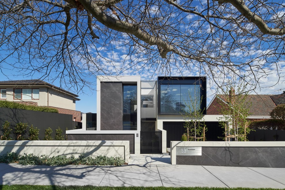 Modelo de fachada de casa multicolor contemporánea grande de dos plantas con tejado plano, tejado de metal y revestimientos combinados