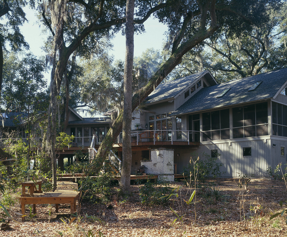 Inredning av ett rustikt mellanstort grått trähus, med två våningar och sadeltak