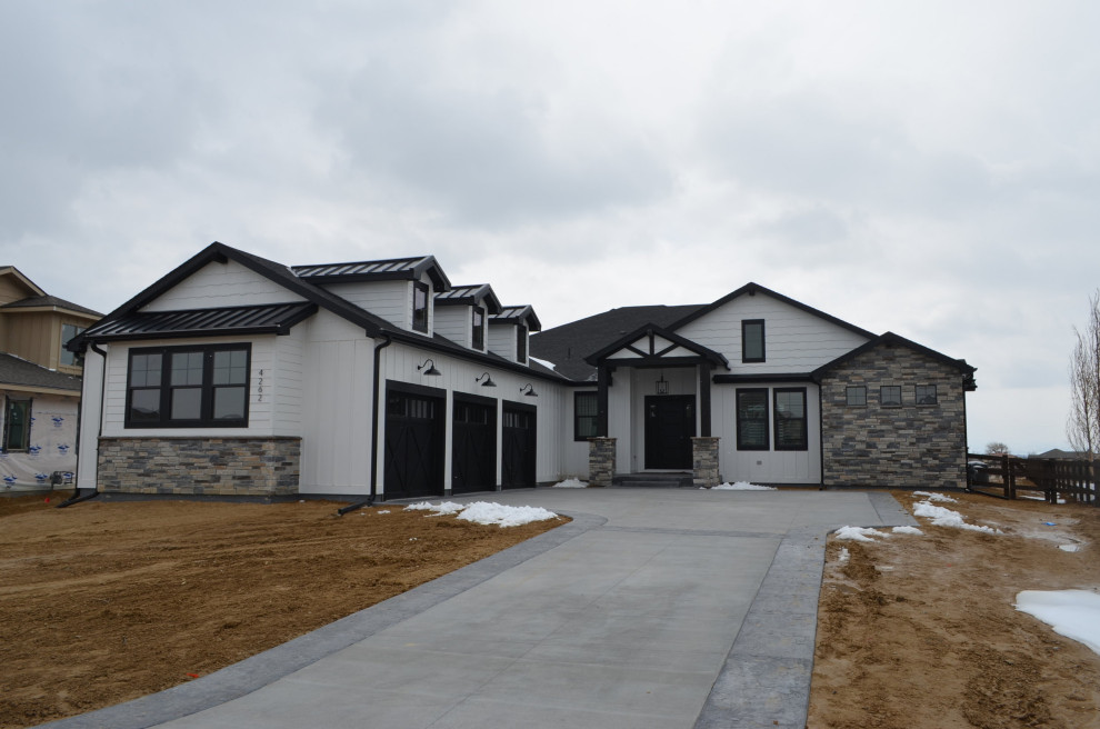 Großes, Einstöckiges Country Einfamilienhaus mit Mix-Fassade, weißer Fassadenfarbe, Satteldach und Misch-Dachdeckung in Sonstige