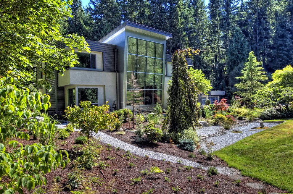 Großes, Zweistöckiges Modernes Haus mit Metallfassade, grauer Fassadenfarbe und Flachdach in Seattle