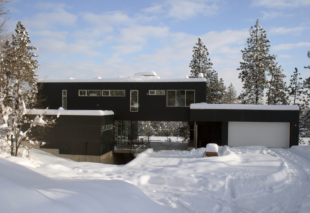 Cette image montre une façade de maison minimaliste de taille moyenne et à un étage.