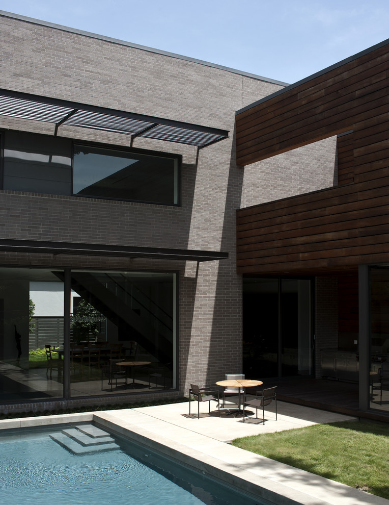 Esempio della facciata di una casa moderna con rivestimento in mattoni
