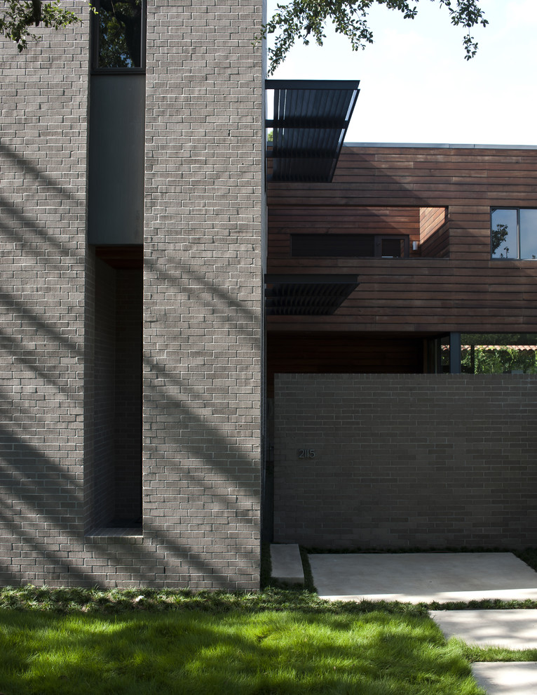 Свежая идея для дизайна: кирпичный дом в стиле модернизм - отличное фото интерьера