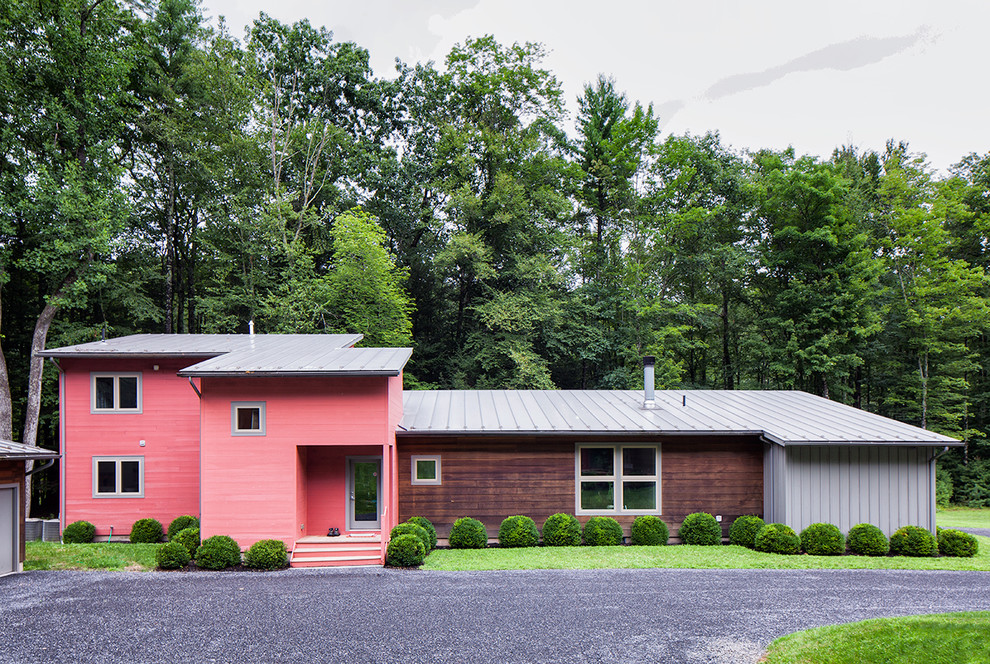 Свежая идея для дизайна: двухэтажный, розовый частный загородный дом в современном стиле с комбинированной облицовкой, односкатной крышей и металлической крышей - отличное фото интерьера