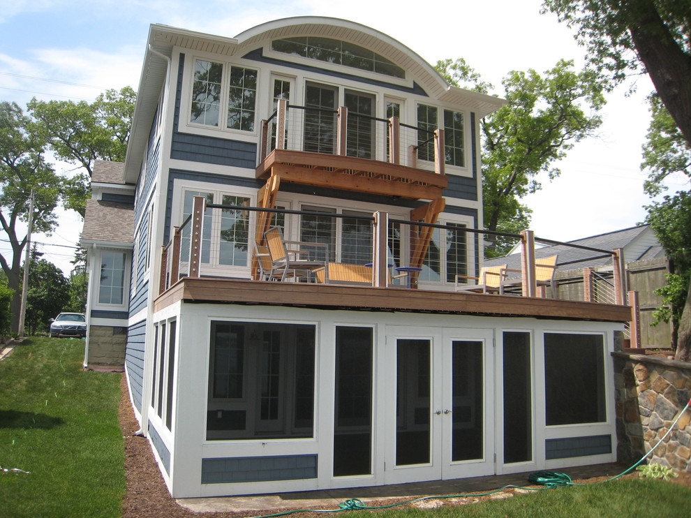 Mittelgroßes, Dreistöckiges Maritimes Einfamilienhaus mit Vinylfassade, blauer Fassadenfarbe, Walmdach und Misch-Dachdeckung in Grand Rapids
