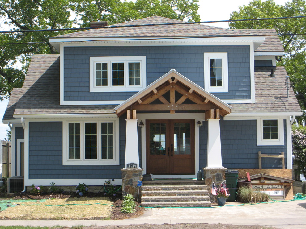 Свежая идея для дизайна: трехэтажный, синий частный загородный дом среднего размера в морском стиле с облицовкой из винила, вальмовой крышей и крышей из смешанных материалов - отличное фото интерьера