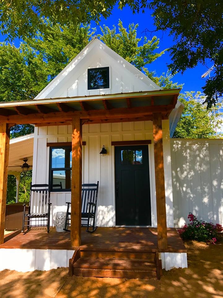 На фото: маленький, одноэтажный, деревянный, белый частный загородный дом в стиле кантри с металлической крышей для на участке и в саду