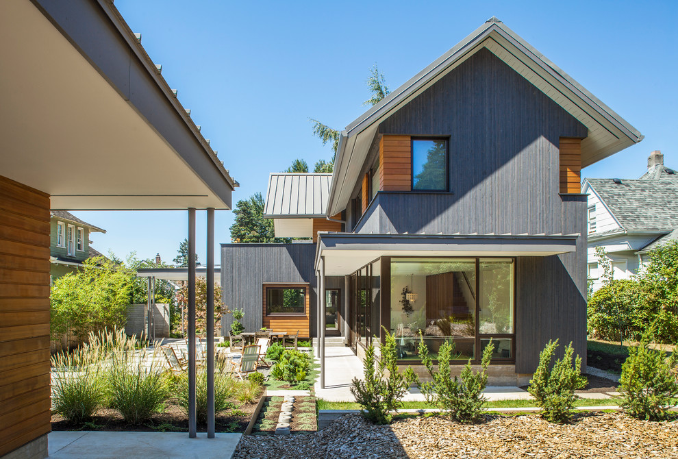 Idée de décoration pour une façade de maison grise champêtre à un étage avec un toit à deux pans.