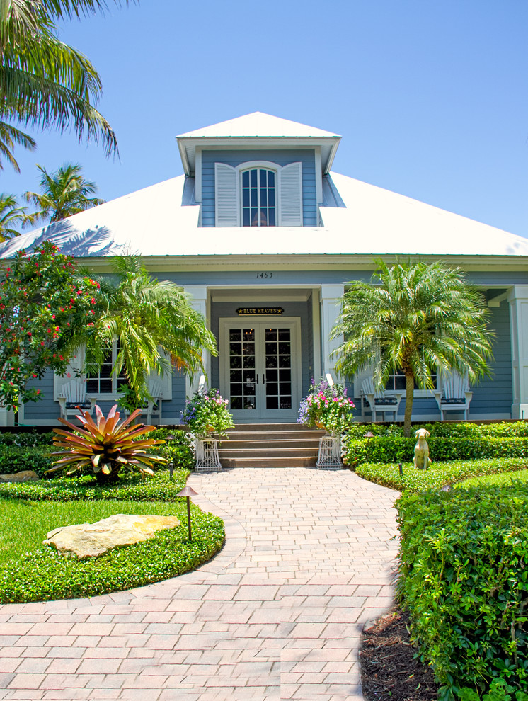 Idee per la facciata di una casa blu tropicale con tetto a padiglione