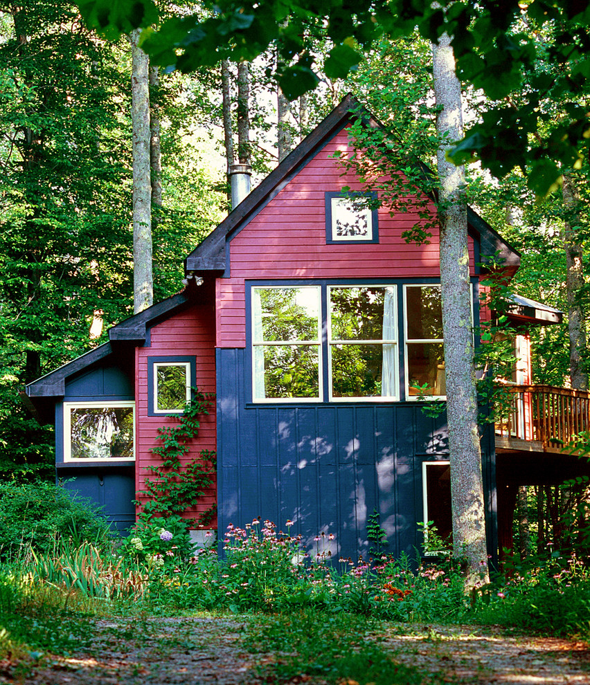 Свежая идея для дизайна: красный дом в стиле рустика - отличное фото интерьера