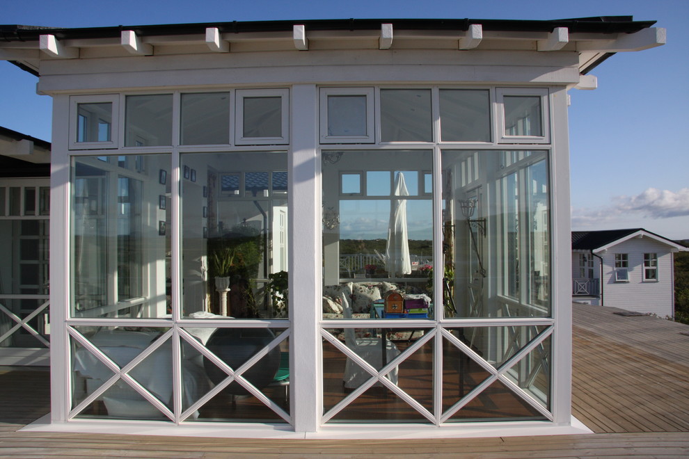 Idee per la facciata di una casa classica con rivestimento in vetro