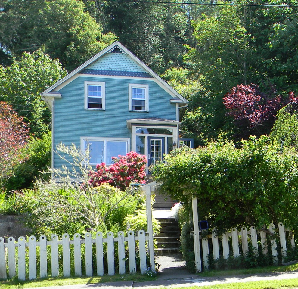 Immagine della facciata di una casa blu vittoriana a due piani