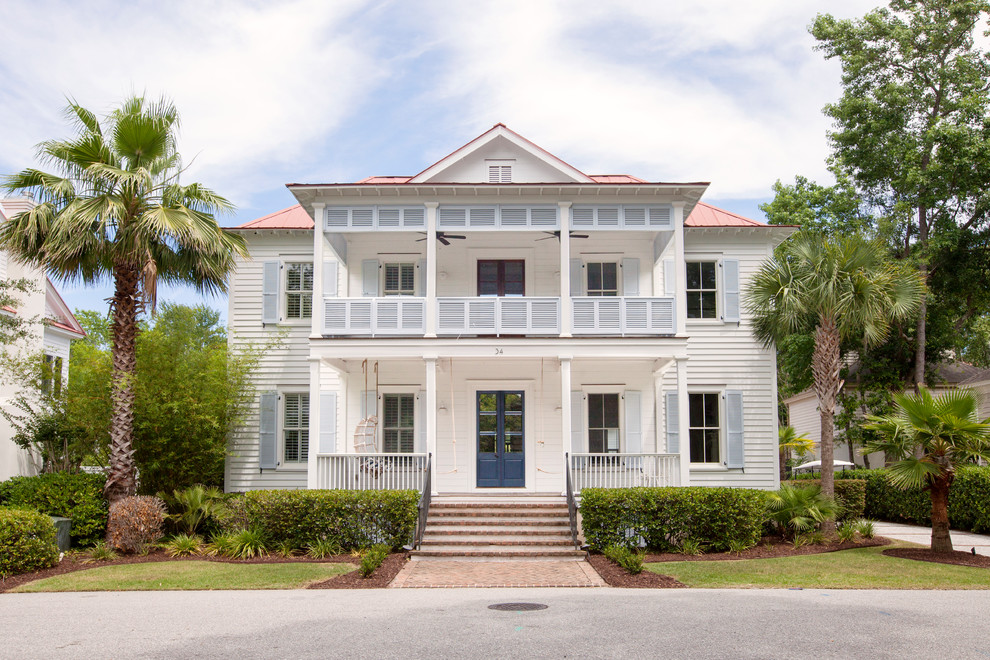 Zweistöckiges Einfamilienhaus mit weißer Fassadenfarbe, Satteldach und Blechdach in Charleston