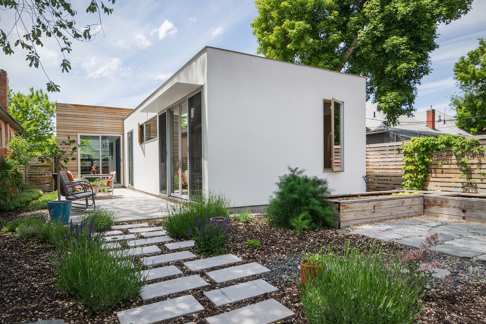 Idée de décoration pour une façade de maison blanche minimaliste de plain-pied avec un revêtement mixte et un toit plat.