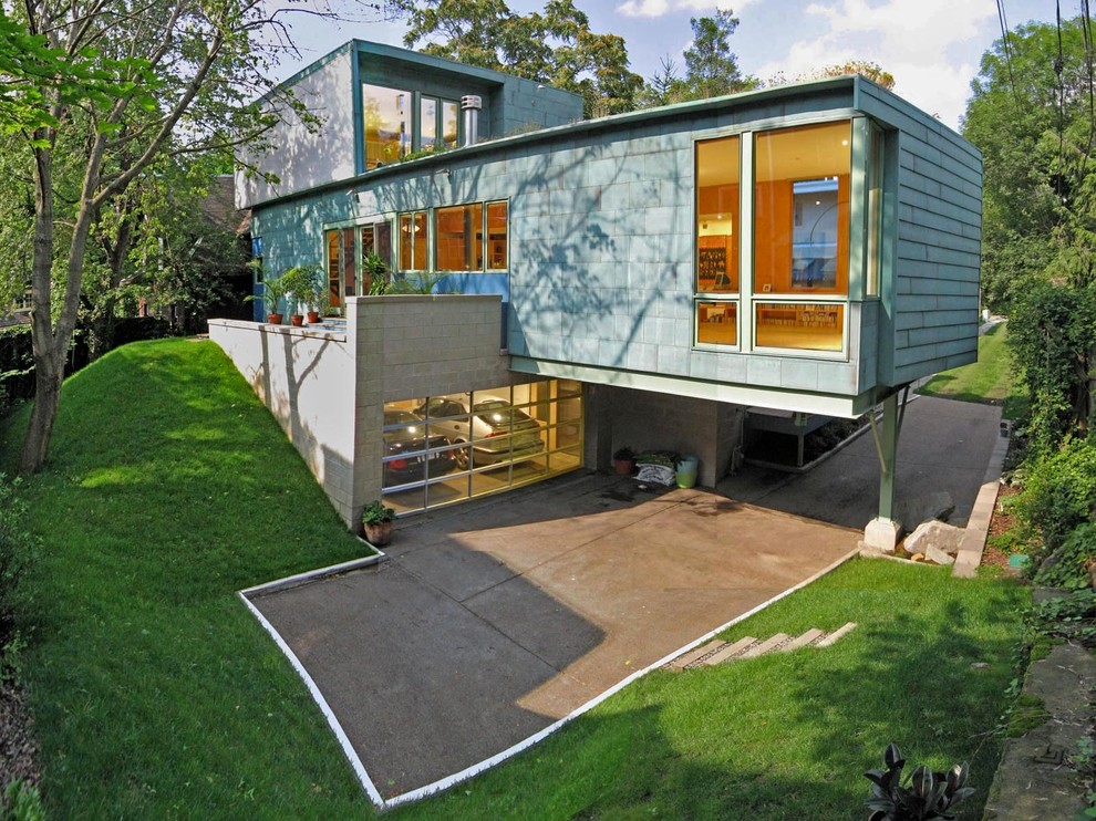 Idee per la facciata di una casa verde contemporanea a tre piani di medie dimensioni con rivestimento in metallo e tetto piano