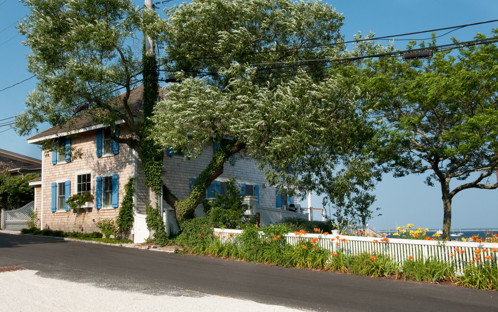 ボストンにあるビーチスタイルのおしゃれな木の家の写真
