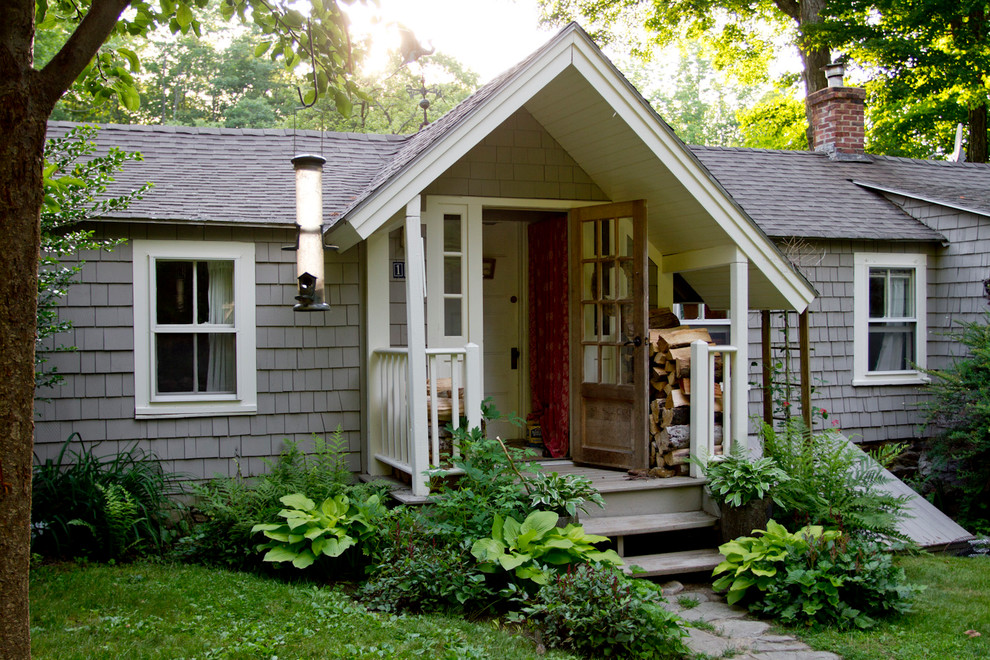 На фото: маленький дом в классическом стиле для на участке и в саду