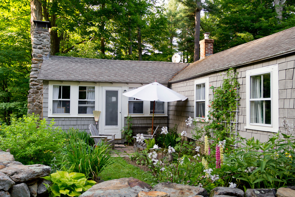 Exemple d'une petite façade de maison grise chic en bois de plain-pied avec un toit à deux pans.