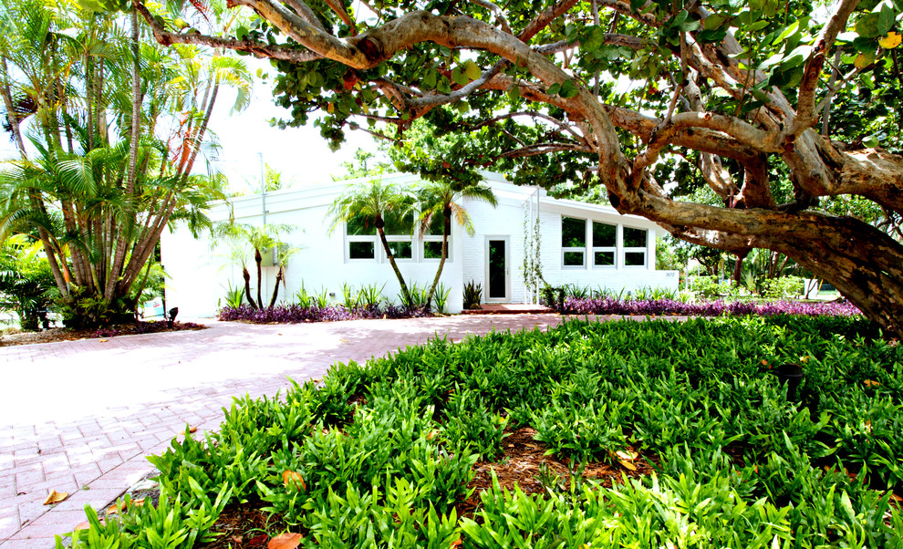 This is an example of a coastal house exterior in Miami.