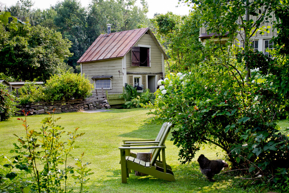 Example of a cottage exterior home design in New York