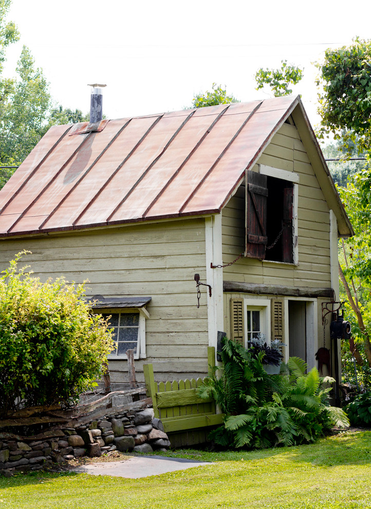 Idee per la facciata di una casa country a due piani con rivestimento in legno e tetto a capanna
