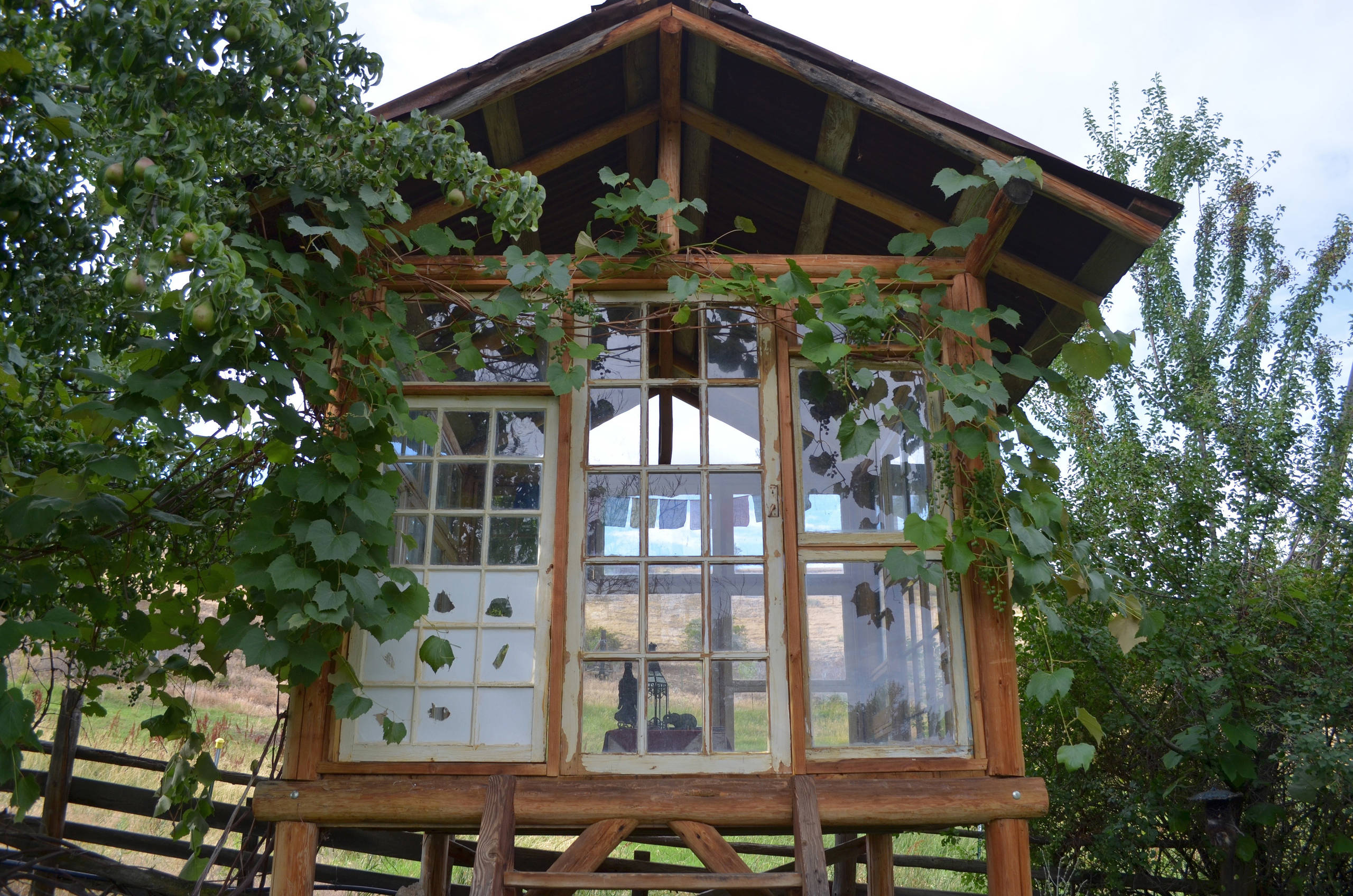 Ein Glashaus zum Meditieren – mit Wänden aus alten Fenstern