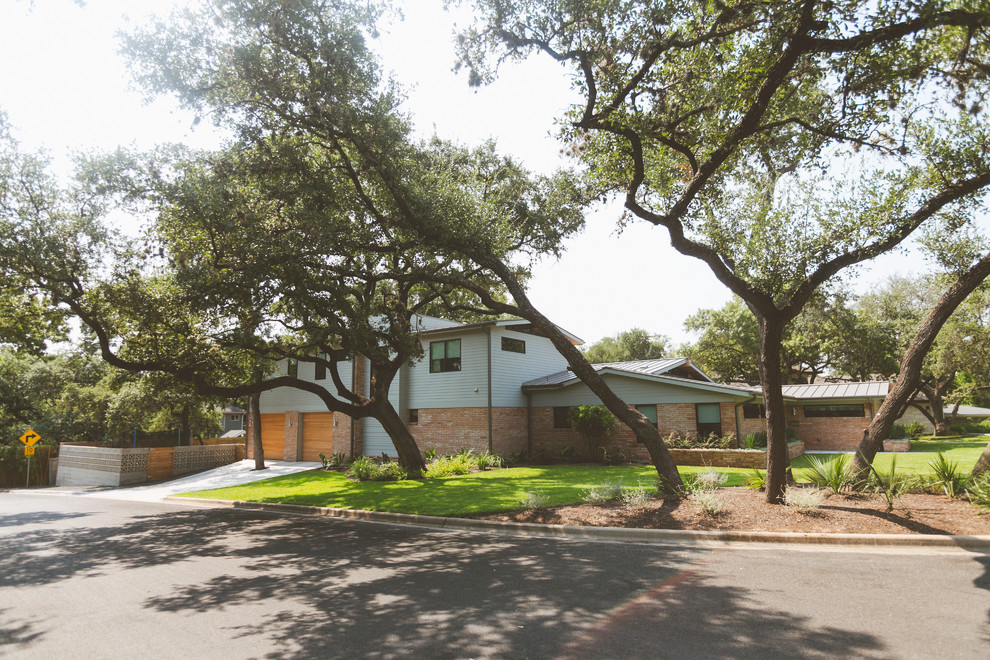 Photo of a midcentury house exterior in Austin.