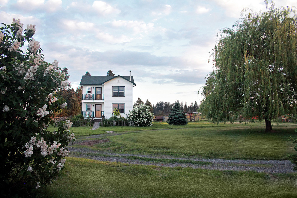 Foto de fachada blanca de estilo de casa de campo de tamaño medio de dos plantas