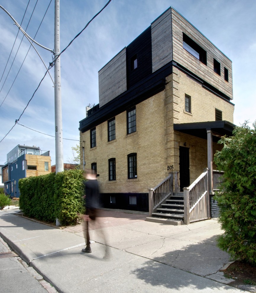 На фото: трехэтажный дом в стиле неоклассика (современная классика) с комбинированной облицовкой