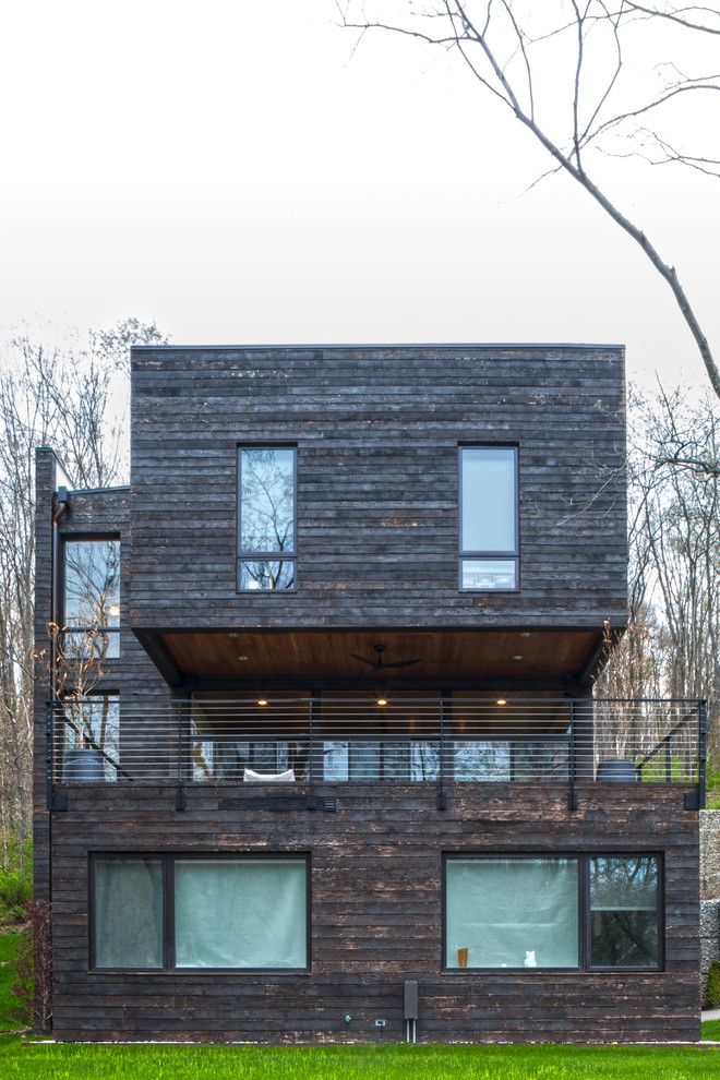Diseño de fachada contemporánea de tres plantas con revestimiento de madera