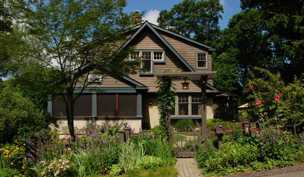 Zweistöckiges, Mittelgroßes Rustikales Haus mit brauner Fassadenfarbe, Satteldach und Schindeldach in New York