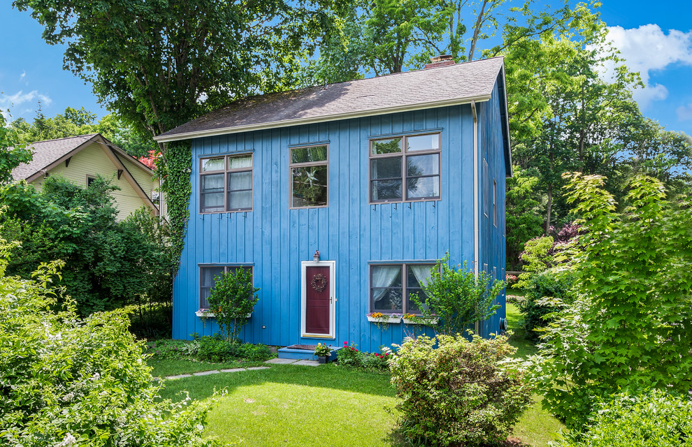 Пример оригинального дизайна: двухэтажный, деревянный, синий дом в классическом стиле с двускатной крышей