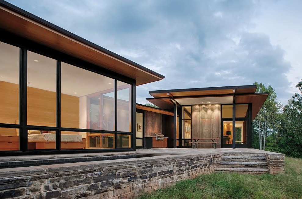 Großes, Einstöckiges Asiatisches Einfamilienhaus mit brauner Fassadenfarbe und Flachdach in Sonstige