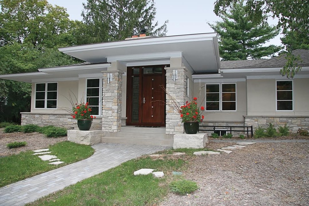 Источник вдохновения для домашнего уюта: одноэтажный, серый частный загородный дом среднего размера в восточном стиле с облицовкой из цементной штукатурки