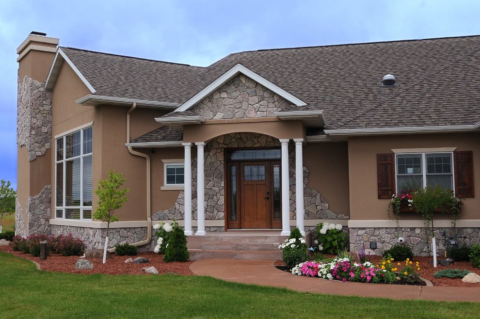 Foto della facciata di una casa marrone american style a un piano di medie dimensioni con rivestimenti misti