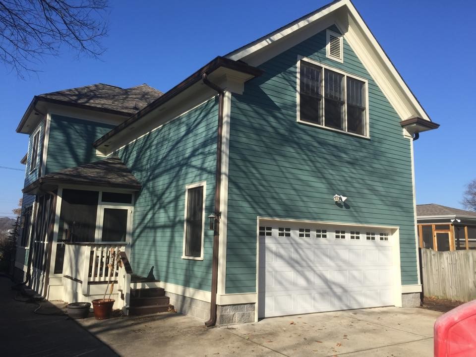 Zweistöckiges Klassisches Haus mit blauer Fassadenfarbe und Vinylfassade in Nashville