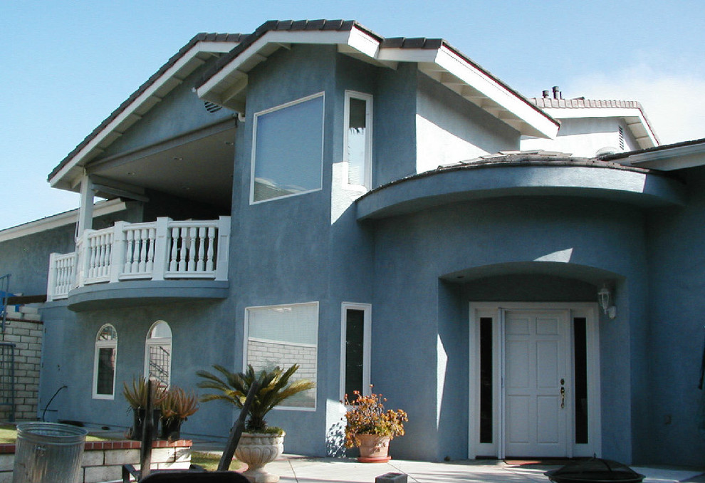 Exempel på ett klassiskt blått hus, med två våningar, stuckatur, sadeltak och tak med takplattor