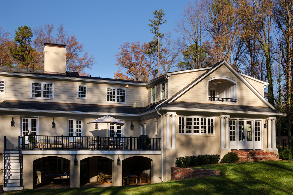 Idee per la villa beige classica a due piani di medie dimensioni con rivestimenti misti, tetto a capanna e copertura a scandole