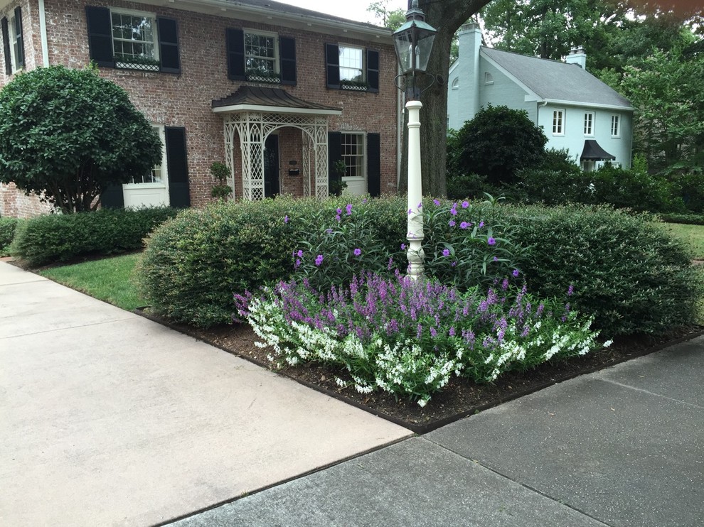 Design ideas for a large classic garden in Raleigh.